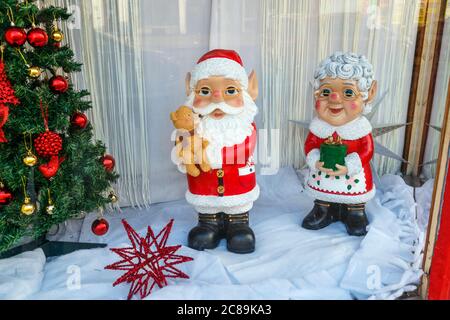 Babbo Natale e la signora Claus decorazioni natalizie in una vetrina, Regno Unito Foto Stock