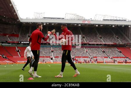 I custodi del Manchester United David de Gea (a sinistra) e Sergio Romero si riscaldano prima della partita della Premier League a Old Trafford, Manchester. Foto Stock