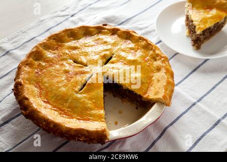 Gustosa torta di carne canadese Tourtiere fatta in casa, vista laterale. Foto Stock