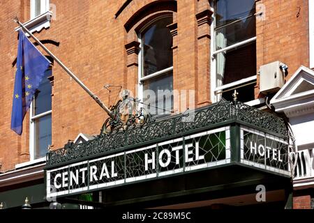 Cartello in vetro retrò all'esterno del Central Hotel. Facciata dell'edificio in mattoni rossi. Destinazioni di viaggio. Dublino, Irlanda, Europa. UE. Primo piano. Foto Stock