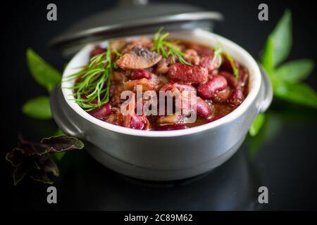 in un recipiente, cotti fagioli rossi bolliti con verdure diverse Foto Stock