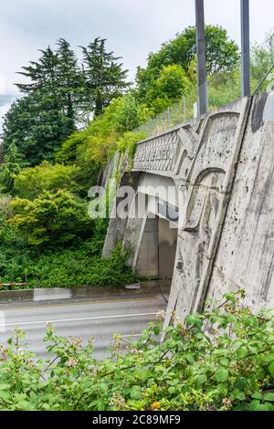 Tunnel dell'Interstate 90 verso l'ingresso di Seattle. Foto Stock