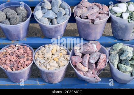 Materiali da costruzione. Pietre naturali sono vendute nel mercato delle costruzioni. Materiali da costruzione per decorazione e costruzione. Foto Stock