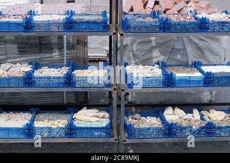 Lotti delle pietre naturali decorative sono vendute nel mercato di costruzione. Materiali da costruzione. Materiali da costruzione per decorazione e costruzione. Foto Stock