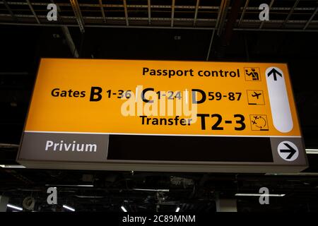 Segui le indicazioni stradali dietro le porte di Schiphol ad Amsterdam Paesi Bassi 7-12-2019 Foto Stock