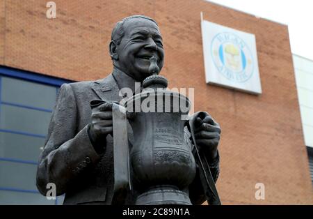 La statua dell'ex proprietario di Wigan Athletic Dave Whelan fuori dal terreno prima della partita del campionato Sky Bet al DW Stadium, Wigan. Foto Stock