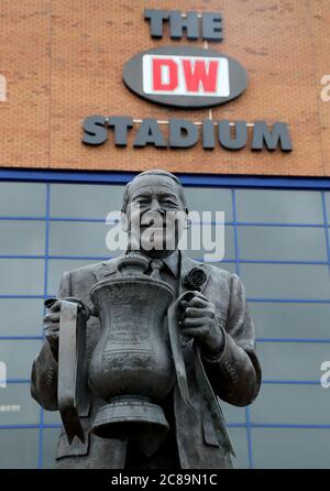 La statua dell'ex proprietario di Wigan Athletic Dave Whelan fuori dal terreno prima della partita del campionato Sky Bet al DW Stadium, Wigan. Foto Stock