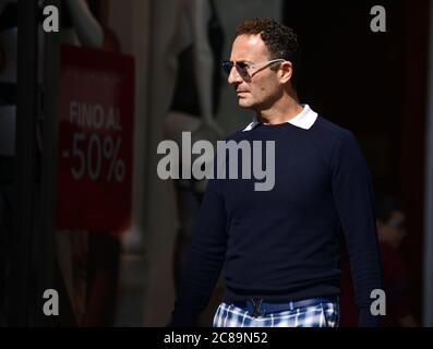 Uomo italiano a piedi nelle vicinanze negozi di abbigliamento, con vetrine  annunciando sconti. Via Sparano da Bari, Bari, Italia Foto stock - Alamy