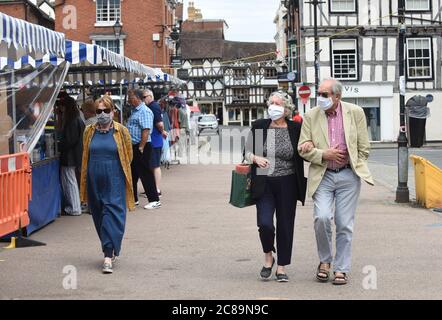 Ludlow, Shropshire, Regno Unito Luglio 22nd 2020. Gli amanti dello shopping indossano maschere facciali nella storica cittadina commerciale di Ludlow, nello Shropshire. Credito: David Bagnall Foto Stock