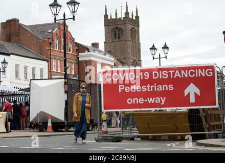 Ludlow, Shropshire, Regno Unito 22 luglio 2020. Lo shopper indossa la maschera facciale nella storica città mercato di Ludlow nello Shropshire durante la pandemia del Covid 19. Credito: David Bagnall. Coronavirus covid 19 pandemia Foto Stock