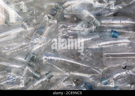 Un dettaglio di bottiglie di plastica monouso esposte in una vetrina di New Bond Street, il 22 luglio 2020, a Londra, Inghilterra. Il Londoner acquista in media più di tre bottiglie d'acqua di plastica ogni settimana - 175 bottiglie ogni anno a persona. E ogni anno nel Regno Unito vengono acquistati 7.7 miliardi di bottiglie di plastica, con conseguenti quantità sostanziali di rifiuti di plastica monouso. Foto Stock