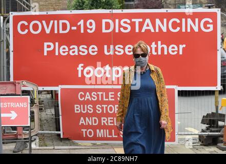 Ludlow, Shropshire, Regno Unito 22 luglio 2020. Lo shopper indossa la maschera facciale nella storica città mercato di Ludlow nello Shropshire durante la pandemia del Covid 19. Credito: David Bagnall. Coronavirus covid 19 pandemia Foto Stock