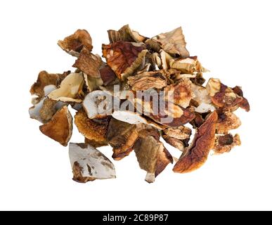 Funghi secchi su sfondo bianco. Funghi secchi della foresta. Foto Stock