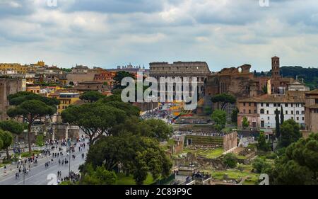 Foro Romano e Colosseo a Roma sotto il cielo nuvoloso Foto Stock