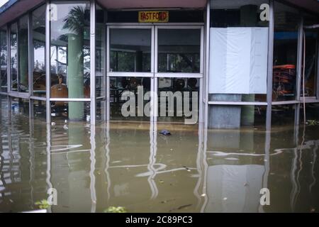 Dhaka, Dhaka, Bangladesh. 22 luglio 2020. Un ristorante sul lago chiamato 'Panshi' era completamente allagato a causa della pioggia continua. Credit: Md. Rakibul Hasan/ZUMA Wire/Alamy Live News Foto Stock