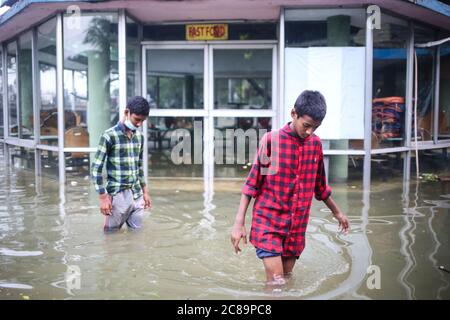 Dhaka, Dhaka, Bangladesh. 22 luglio 2020. I bambini attraversano l'area lacustre del ristorante sul lago chiamato 'Panshi' Credit: Rd. Rakibul Hasan/ZUMA Wire/Alamy Live News Foto Stock