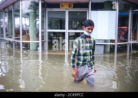 Dhaka, Dhaka, Bangladesh. 22 luglio 2020. I bambini attraversano l'area lacustre del ristorante sul lago chiamato 'Panshi' Credit: Rd. Rakibul Hasan/ZUMA Wire/Alamy Live News Foto Stock