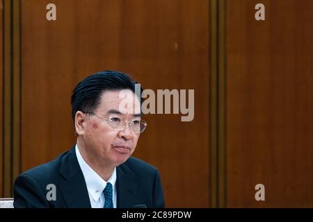 Il ministro degli Affari Esteri taiwanese Joseph Wu ha parlato durante un briefing stampa degli Affari Esteri a Taipei. Foto Stock