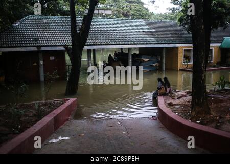 Dhaka, Dhaka, Bangladesh. 22 luglio 2020. Le strade del lago Dhanmondi, tra cui Rabindra Sarobar, sono state allagate a causa di due giorni di piogge continue. Credit: Md. Rakibul Hasan/ZUMA Wire/Alamy Live News Foto Stock