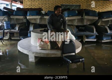 Dhaka, Dhaka, Bangladesh. 22 luglio 2020. Le strade del lago Dhanmondi, tra cui Rabindra Sarobar, sono state allagate a causa di due giorni di piogge continue. Credit: Md. Rakibul Hasan/ZUMA Wire/Alamy Live News Foto Stock