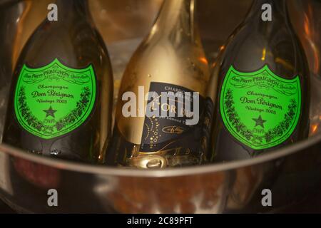 Reims, Francia - Ottobre 31 2013: Bottiglie di champagne e chardonnay in un secchio di ghiaccio. Foto Stock