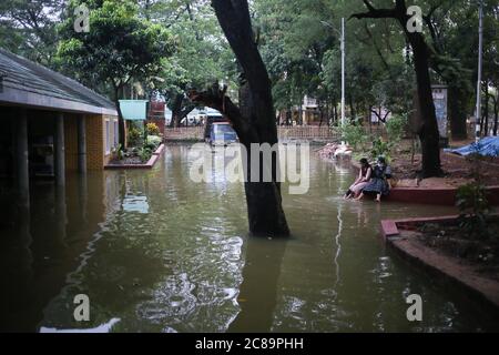 Dhaka, Dhaka, Bangladesh. 22 luglio 2020. Le strade del lago Dhanmondi, tra cui Rabindra Sarobar, sono state allagate a causa di due giorni di piogge continue. Credit: Md. Rakibul Hasan/ZUMA Wire/Alamy Live News Foto Stock