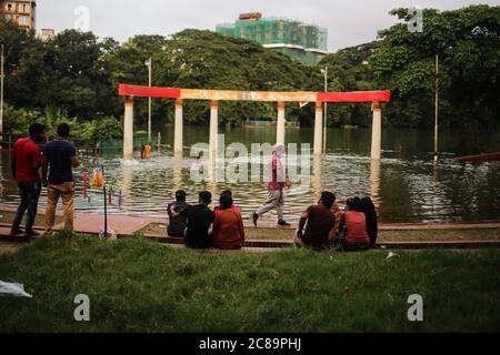 Dhaka, Dhaka, Bangladesh. 22 luglio 2020. Le strade del lago Dhanmondi, tra cui Rabindra Sarobar, sono state allagate a causa di due giorni di piogge continue. La folla si è riunita per vedere la scena aperta di Rabindra Sarobar. Credit: Md. Rakibul Hasan/ZUMA Wire/Alamy Live News Foto Stock