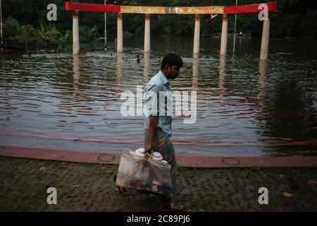 Dhaka, Dhaka, Bangladesh. 22 luglio 2020. Le strade del lago Dhanmondi, tra cui Rabindra Sarobar, sono state allagate a causa di due giorni di piogge continue. Credit: Md. Rakibul Hasan/ZUMA Wire/Alamy Live News Foto Stock