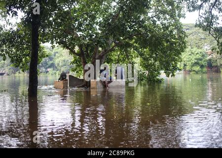 Dhaka, Dhaka, Bangladesh. 22 luglio 2020. Le strade del lago Dhanmondi, tra cui Rabindra Sarobar, sono state allagate a causa di due giorni di piogge continue. La folla si è riunita per vederla. Credit: Md. Rakibul Hasan/ZUMA Wire/Alamy Live News Foto Stock