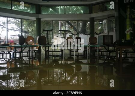 Dhaka, Dhaka, Bangladesh. 22 luglio 2020. Un ristorante sul lago chiamato 'Panshi' era completamente allagato a causa della pioggia continua. Il logging all'interno del ristorante. Credit: Md. Rakibul Hasan/ZUMA Wire/Alamy Live News Foto Stock