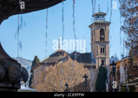 Vista della chiesa di Santa Ana de Granada dopo I getti d'acqua dalla fontana di Plaza Nueva Foto Stock