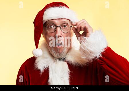 2019 anno nuovo, vendite, regali, tempo di promozione concetto. Holly jolly x mas è presto, essere pronti a comprare regali per i bambini. Scioccato sorpreso San Nicola in re Foto Stock