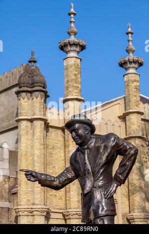 Statua di Max Miller, Brighton, East Sussex, Regno Unito Foto Stock