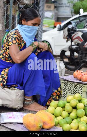 Hyderabad, Telangana, India. luglio-20-2020: Donna, commerciante di frutta stava indossando la maschera nel suo lavoro, donne che vendono i frutti sul lato della strada, piccola impresa Foto Stock