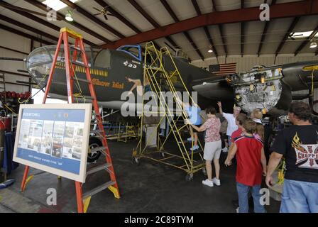 ST. CHARLES, STATI UNITI - 25 agosto 2008: Persone che girano aerei d'epoca della seconda guerra mondiale negli Stati Uniti in un museo militare in Missouri Foto Stock