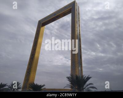Il Dubai Gate 1 è un moderno complesso residenziale situato presso il punto di riferimento delle Jumeirah Lake Towers. E' un alto edificio a 35 piani con un interno Foto Stock