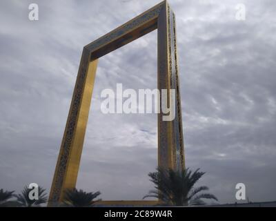 Il Dubai Gate 1 è un moderno complesso residenziale situato presso il punto di riferimento delle Jumeirah Lake Towers. E' un alto edificio a 35 piani con un interno Foto Stock