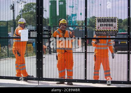 Harefield, Regno Unito. 22 luglio 2020. Gli operatori HS2 monitorano un punto di accesso a un sito di perforazione per lavori in combinazione con il collegamento ferroviario ad alta velocità HS2. HS2 è attualmente previsto per costare £106 miliardi e rimarrà un contributo netto alle emissioni di CO2 durante la sua durata prevista di 120 anni. Credit: Mark Kerrison/Alamy Live News Foto Stock