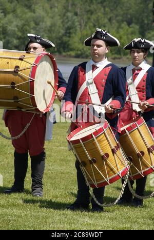 ST. CHARLES, STATI UNITI - 22 agosto 2008: Il Lewis & Clark Fife & Drum Corps si esibisce sulle rive del fiume Missouri a St. Charles, Missouri. Foto Stock