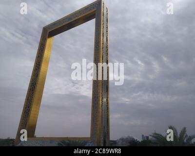 Il Dubai Gate 1 è un moderno complesso residenziale situato presso il punto di riferimento delle Jumeirah Lake Towers. E' un alto edificio a 35 piani con un interno Foto Stock