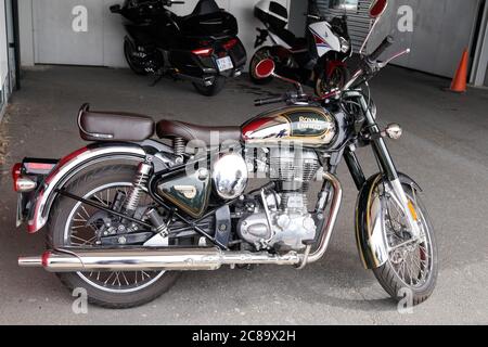 Bordeaux , Aquitaine / Francia - 07 17 2020 : Royal Enfield Bullet 500 moto in concessionaria parcheggiata su negozio di moto Foto Stock