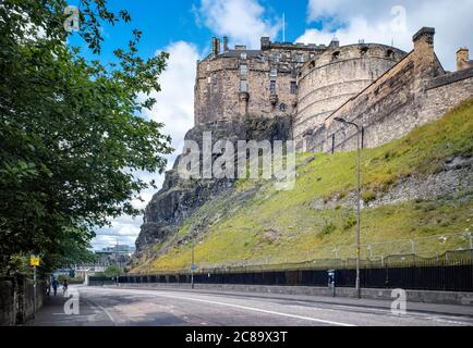 Castello di Edimburgo dalla Johnston Terrace che mostra la strada deserta durante la pandemia di Covid 19. Foto Stock