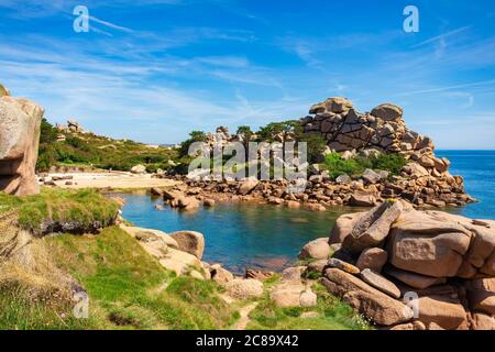 Rocce caotiche che formano le scogliere della costa rosa di Ploumanach, Bretagna, Francia Foto Stock