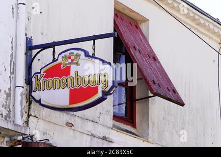 Bordeaux , Aquitaine / Francia - 07 17 2020 : testo del logo Kronenbourg sul cartello della birra sul bar pub ristorante in strada Foto Stock