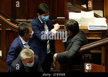 Roma, Italia. 22 luglio 2020. Il Ministro della Sanità italiano Roberto speranza e il Ministro degli Affari europeVincenzo Amendola si salutano durante il discorso del Premier sul Consiglio europeo alla Camera dei deputati. Roma, 22 Luglio 2020 Foto Samantha Zucchi Insifefoto Credit: Insifefoto srl/Alamy Live News Foto Stock