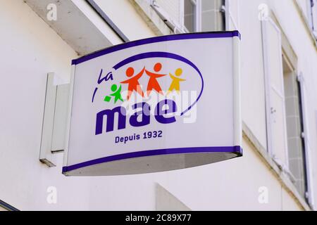 Bordeaux , Aquitaine / Francia - 07 17 2020 : logo mae e segno negozio di assicurazione multinazionale francese per insegnanti Foto Stock