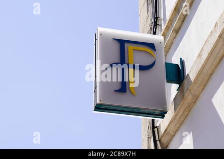 Bordeaux , Aquitaine / Francia - 07 17 2020 : francia Centre des finances publiques logo segno di francese tasse ufficio edificio Foto Stock