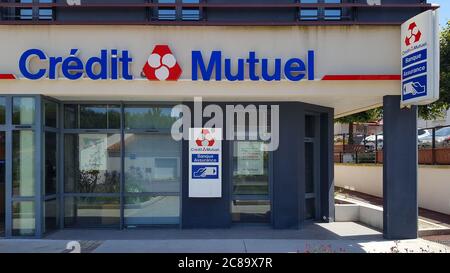 Bordeaux , Aquitaine / Francia - 07 17 2020 : agenzia di mutuel credito sul segno francese banca logo ufficio segnaletica sulla facciata edificio Foto Stock