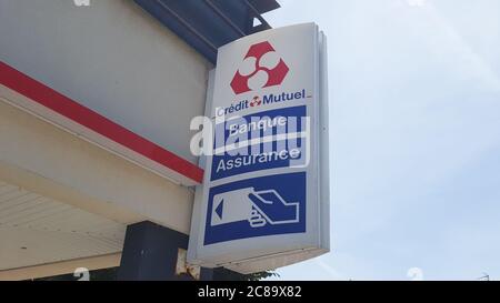 Bordeaux , Aquitaine / Francia - 07 17 2020 : Credit Mutuel il logo e il segno della banca francese atm segnaletica anteriore ufficio sulla facciata edificio in strada Foto Stock