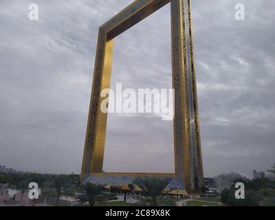 Il Dubai Gate 1 è un moderno complesso residenziale situato presso il punto di riferimento delle Jumeirah Lake Towers. E' un alto edificio a 35 piani con un interno Foto Stock